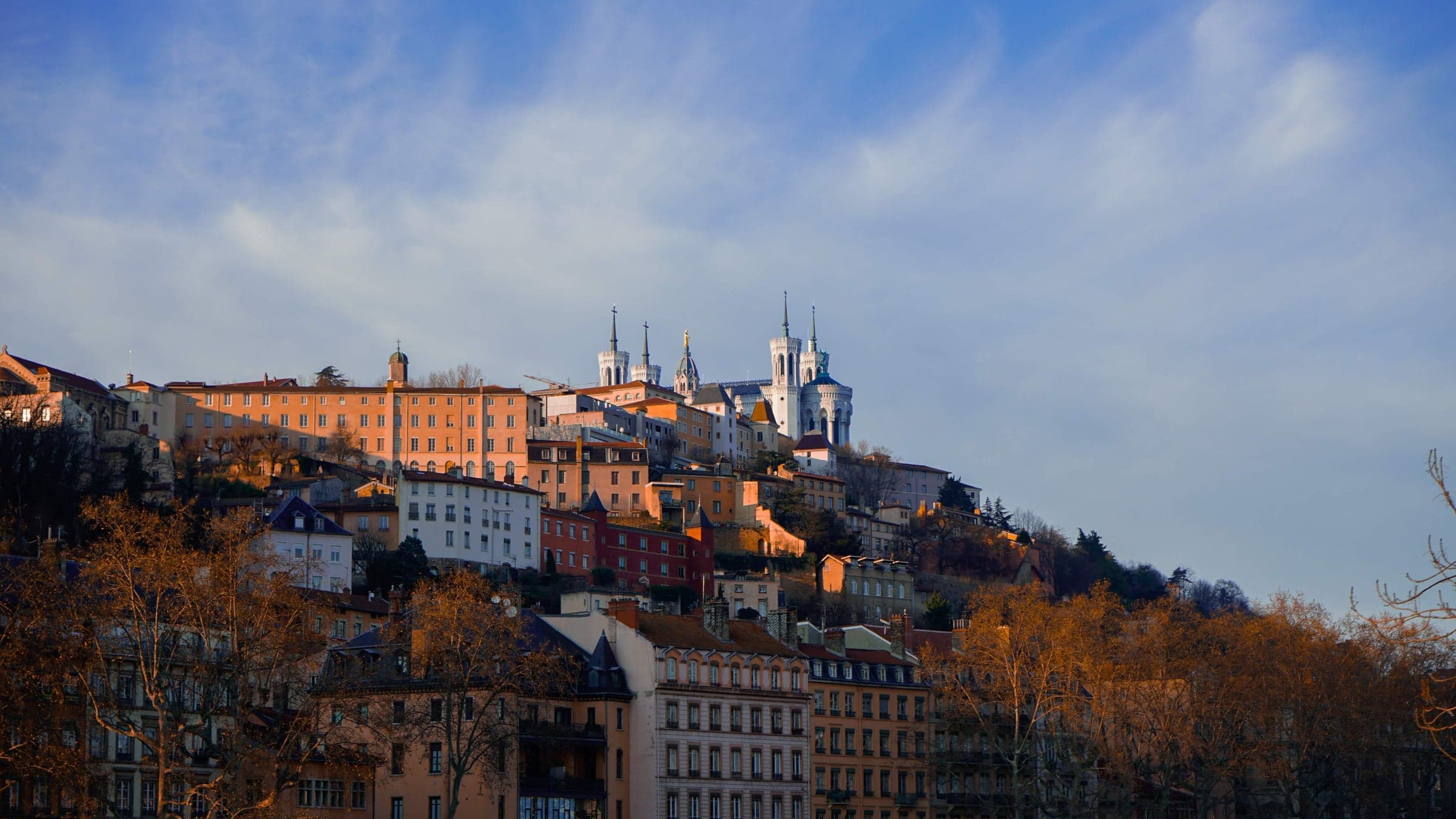 Vue de la Basilique Notre-Dame de Fourvière et du Vieux Lyon au coucher du soleil